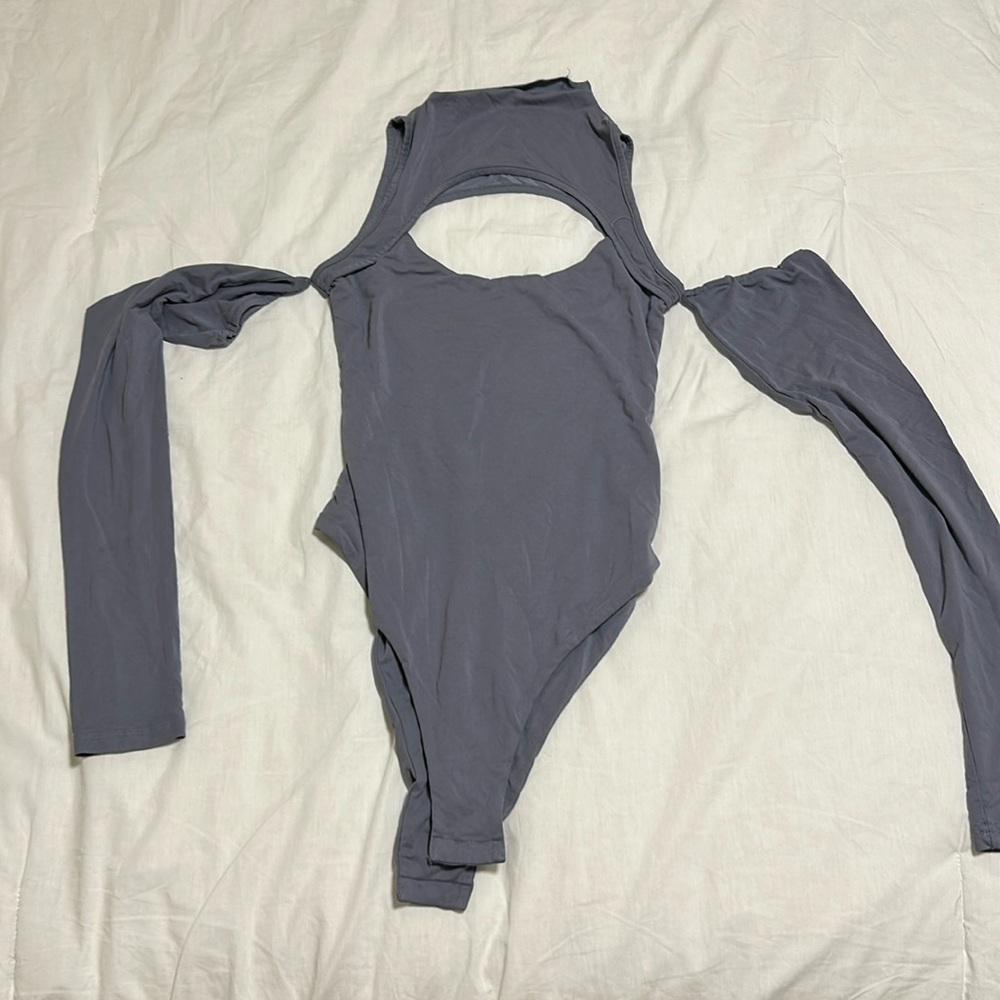 White fox cut out bodysuit blueish grey size S